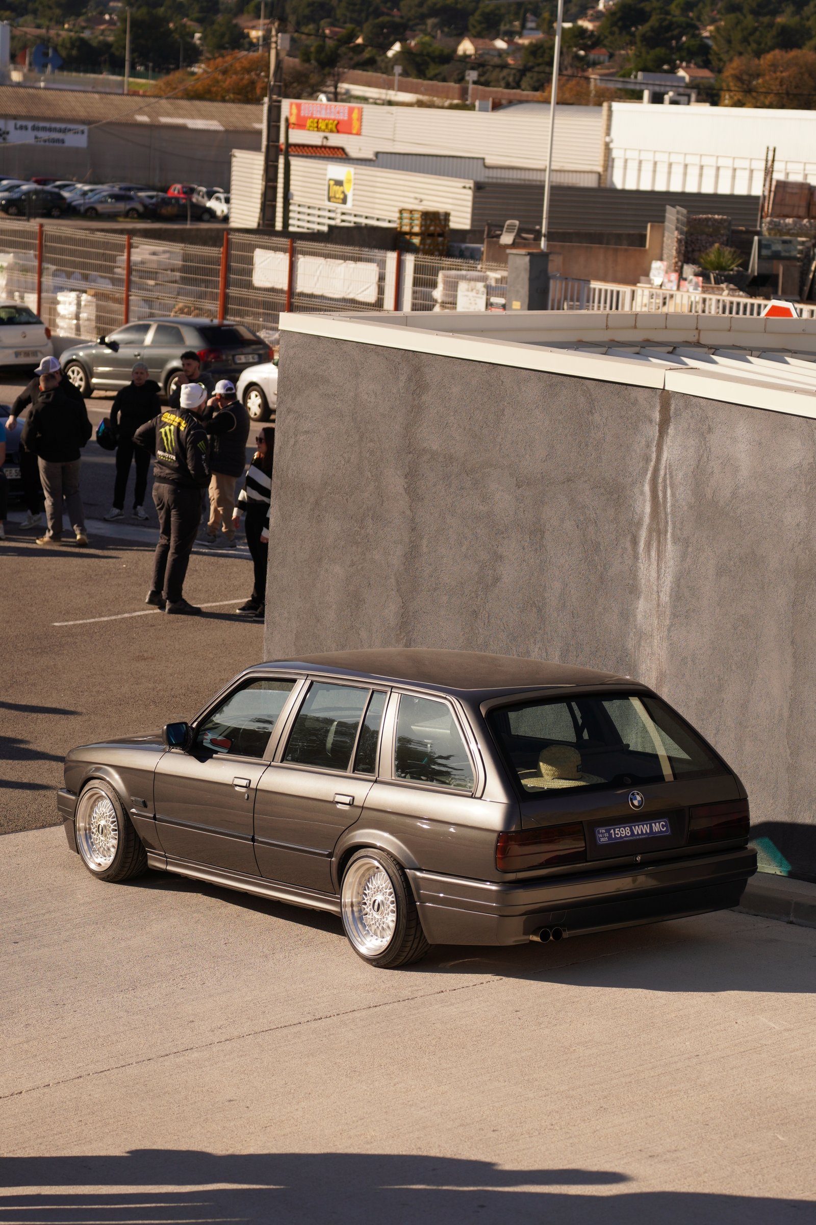BMW E30 Touring devant les montagnes